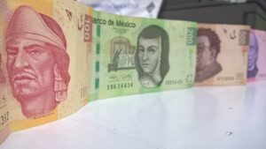 Billetes mexicanos ordenados sobre una mesa