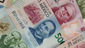Billetes mexicanos de diversa denominación desordenados